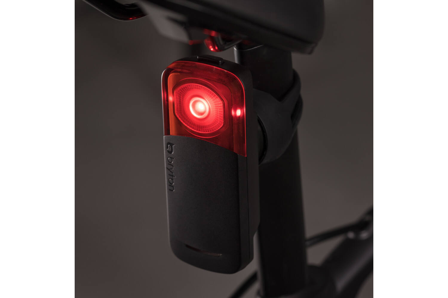 https://arrowbow.eu/media/catalog/product/6/6/66c6052b-8abe-40e2-828c-c78bb16109db_bryton-gardia-300-achterlicht-6_2.jpg