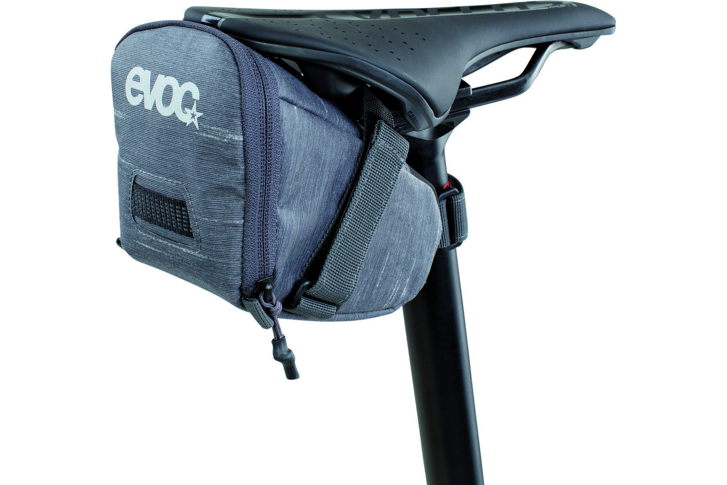 https://arrowbow.eu/media/catalog/product/e/6/e6eee066-f45c-40a1-983b-031bd8fd6962_evoc-saddlebag-tour-carbongrey-l-3.jpg