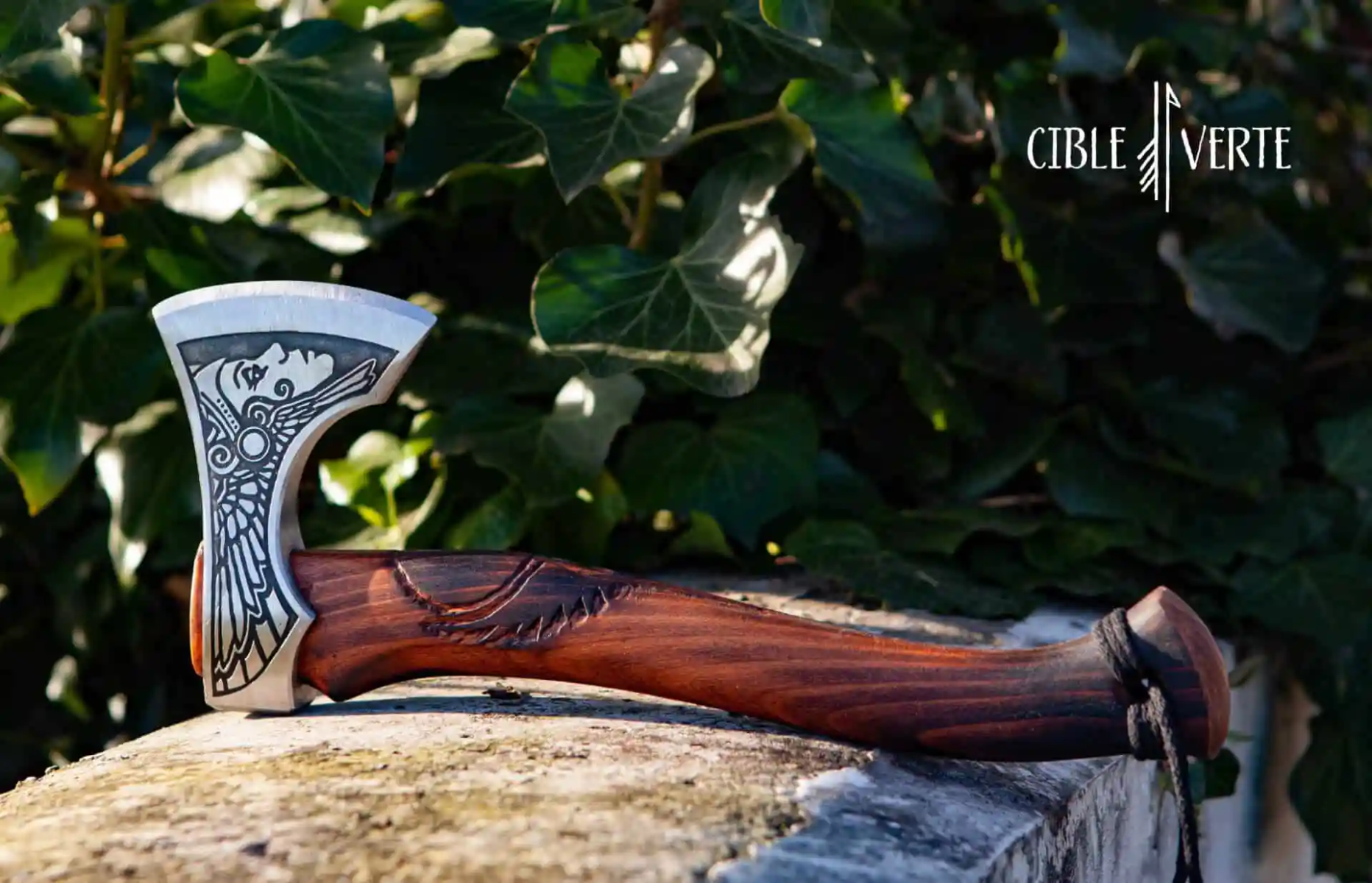 https://arrowbow.eu/media/catalog/product/h/a/hache-de-camping-valkyrie-viking.png