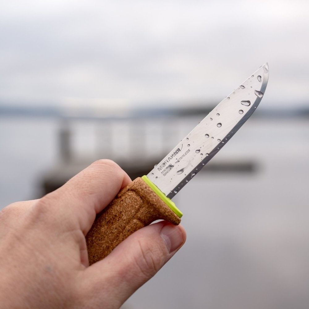 https://arrowbow.eu/media/catalog/product/m/o/morakniv-morakniv-floating-knife_1_.jpg