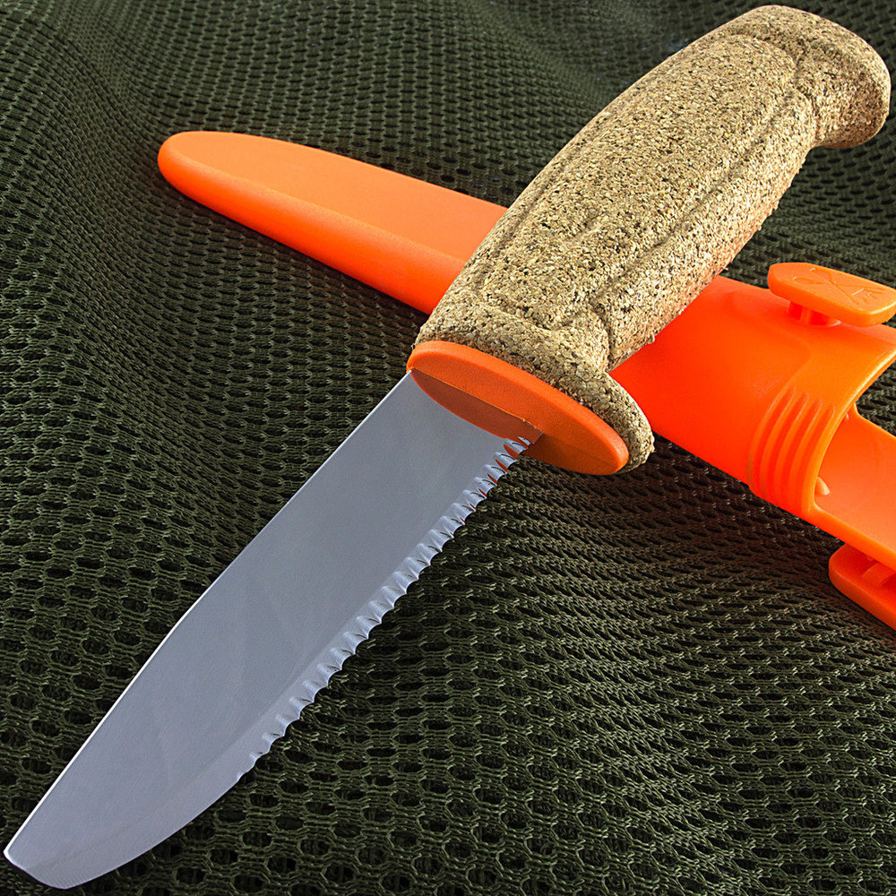 https://arrowbow.eu/media/catalog/product/m/o/morakniv-morakniv-floating-serrated-knife.jpg